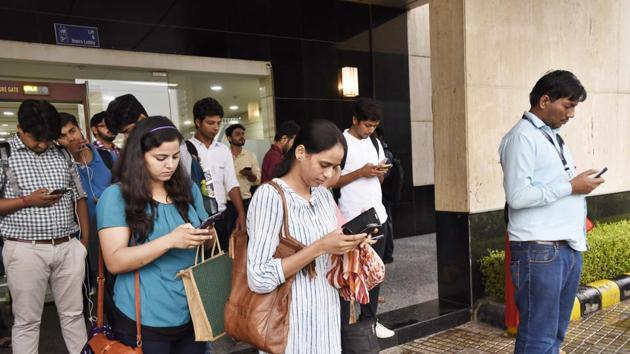 Several companies released advisories for their employees to take half-day leave while some asked employees to leave before 4pm. (Sanjeev Verma/HT PHOTO) Several companies released advisories for their employees to take half-day leave while some asked employees to leave before 4pm. (Sanjeev Verma/HT PHOTO)