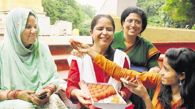 Muslim Women celebrating the Supreme Court verdict on triple talaq in Lucknow.(Subhankar Chakraborty/HT PHOTO) Muslim Women celebrating the Supreme Court verdict on triple talaq in Lucknow.(Subhankar Chakraborty/HT PHOTO)