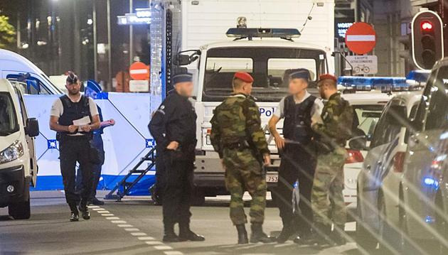 Soldiers and policemen stand guard the Boulevard Emile Jacqmain in the city centre of Brussels on August 25, 2017, where a man is alleged to have attacked soldiers with a knife and was shot. (AFP) Soldiers and policemen stand guard the Boulevard Emile Jacqmain in the city centre of Brussels on August 25, 2017, where a man is alleged to have attacked soldiers with a knife and was shot. (AFP)