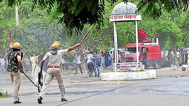 Outnumbered, the cops let dera followers run amok at the Hafed Chowk that divides Sectors 2 and 5 in Panchkula. (Ravi Kumar/HT) Outnumbered, the cops let dera followers run amok at the Hafed Chowk that divides Sectors 2 and 5 in Panchkula. (Ravi Kumar/HT)
