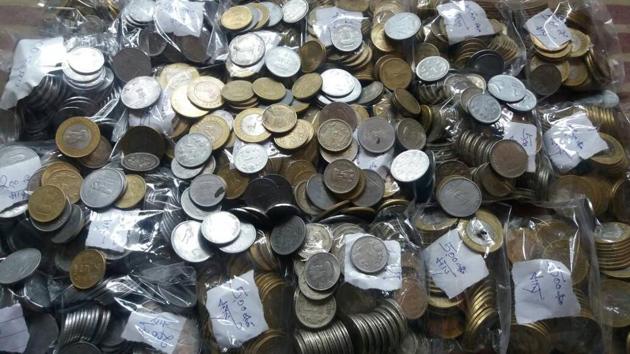 Too many coins have become a problem in many districts of Bengal where there are no takers of loose change. (HT Photo) Too many coins have become a problem in many districts of Bengal where there are no takers of loose change. (HT Photo)