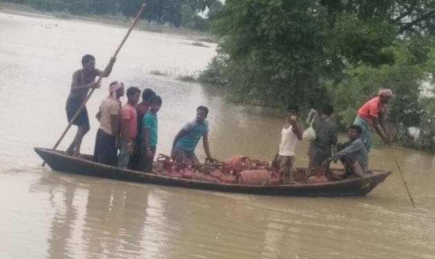 Vendors ferrying LPG cylinders on boat in a flood-hit area of Bihar. (HT photo) Vendors ferrying LPG cylinders on boat in a flood-hit area of Bihar. (HT photo)