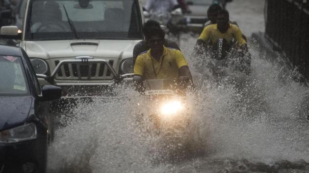 Parel was waterlogged owing to heavy rains. (Satish Bate/HT) Parel was waterlogged owing to heavy rains. (Satish Bate/HT)
