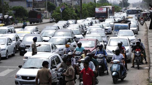 A traffic snarl caused by security checks at Zirakpur to Chandigarh entry point in Chandigarh on August 26, 2017. (HT Photo) A traffic snarl caused by security checks at Zirakpur to Chandigarh entry point in Chandigarh on August 26, 2017. (HT Photo)