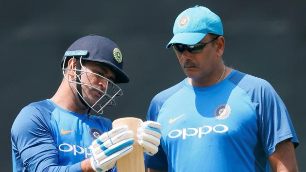 Mahendra Singh Dhoni chats with Ravi Shastri ahead of India vs Sri Lanka third ODI at Pallekele. (REUTERS)