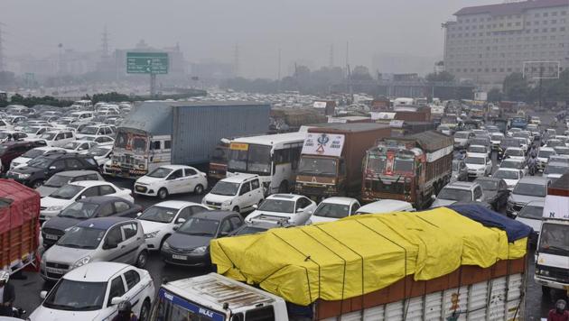 Many people who had planned to go to Delhi in the morning had to cancel their visits. (Sanjeev Verma/HT PHOTO) Many people who had planned to go to Delhi in the morning had to cancel their visits. (Sanjeev Verma/HT PHOTO)