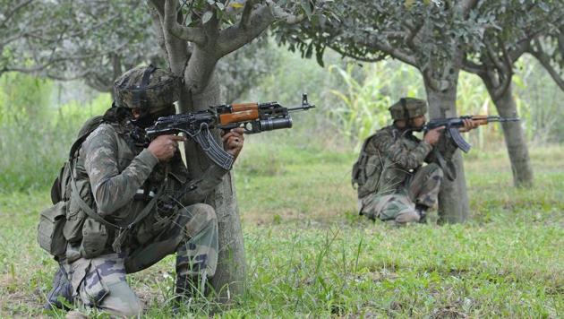 Indian Army soldiers take position near the site of the gunfight at the district police lines in Pulwama, about 30km south of Srinagar.(Waseem Andrabi/HT Photo)