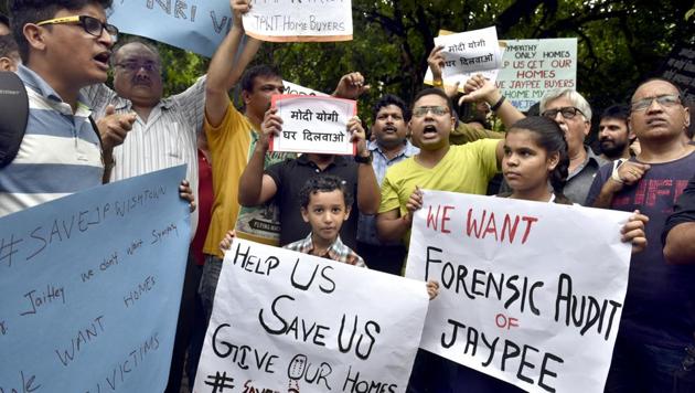 Jaypee group home buyers protest against the owners and the management of company, in New Delhi on August 19, 2017.(Sushil Kumar/HT Photo)