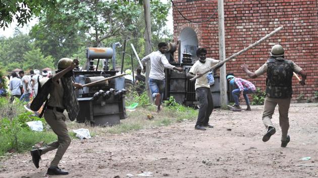 Police soon began pushing the supporters out from Panchkula towards the highway towards ZIkarpur and Punjab. (Ravi Kumar / HT Photo)