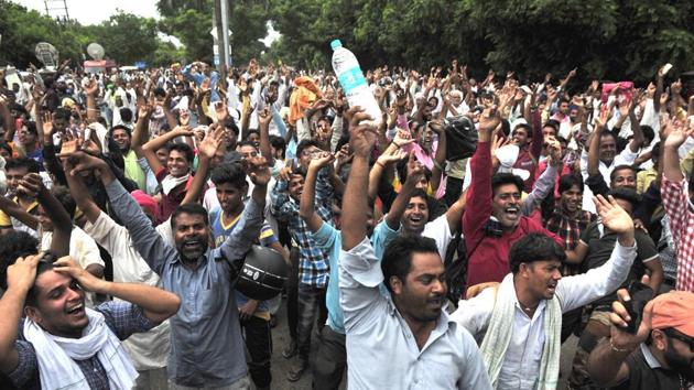 Despite army, paramilitary and police forces present Dera followers reportedly swarmed the area around the court in celebration as rumors of Gurmeet Ram Rahim’s acquittal spread. The Court’s pronouncement of a guilty verdict however, sent the crowds into rampage. (Ravi Kumar / HT Photo)