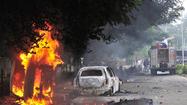 Dera followers fire up the vehicles in Sector 4, Panchkula after the dera chief Ram Rahim was convicted in a rape case by a CBI court on Friday. (Ravi Kumar/HT) Dera followers fire up the vehicles in Sector 4, Panchkula after the dera chief Ram Rahim was convicted in a rape case by a CBI court on Friday. (Ravi Kumar/HT)