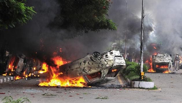 Followers of Dera Sacha Sauda chief Gurmeet Ram Rahim Singh set vehicles on fire after the controversial guru was convicted of rape in Panchkula. (Ravi Kumar /HT Photo) Followers of Dera Sacha Sauda chief Gurmeet Ram Rahim Singh set vehicles on fire after the controversial guru was convicted of rape in Panchkula. (Ravi Kumar /HT Photo)
