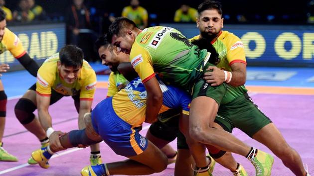 Tamil Thalaivas (Blue) and Patna Pirates(Yellow) players in action during their Pro Kabaddi League 2017 match in Mumbai.(PTI)