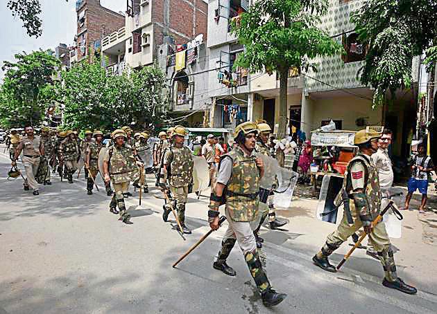 Delhi police personnel patrol Trilokpuri on Saturday. (Ravi Choudhary/HT PHOTO) Delhi police personnel patrol Trilokpuri on Saturday. (Ravi Choudhary/HT PHOTO)