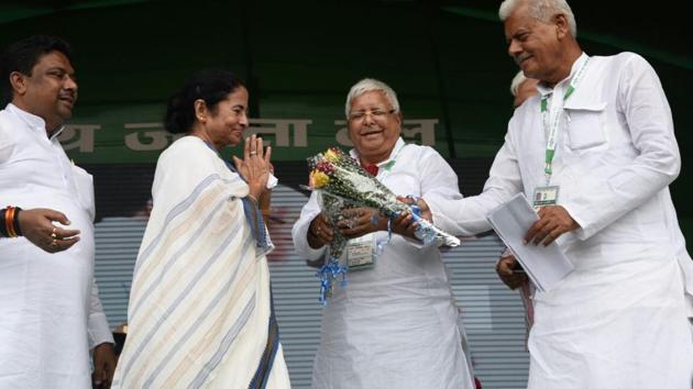 West Bengal CM Mamata Banerjee being received at the RJD rally in Patna on Sunday, as Lalu Prasad looks on. (HT photo / Santosh Kumar) West Bengal CM Mamata Banerjee being received at the RJD rally in Patna on Sunday, as Lalu Prasad looks on. (HT photo / Santosh Kumar)