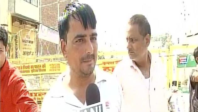 Cameraman attacked allegedly by followers of Dera Sacha Sauda chief Gurmeet Ram Rahim Singh on August 27, 2017. (ANI Twitter) Cameraman attacked allegedly by followers of Dera Sacha Sauda chief Gurmeet Ram Rahim Singh on August 27, 2017. (ANI Twitter)