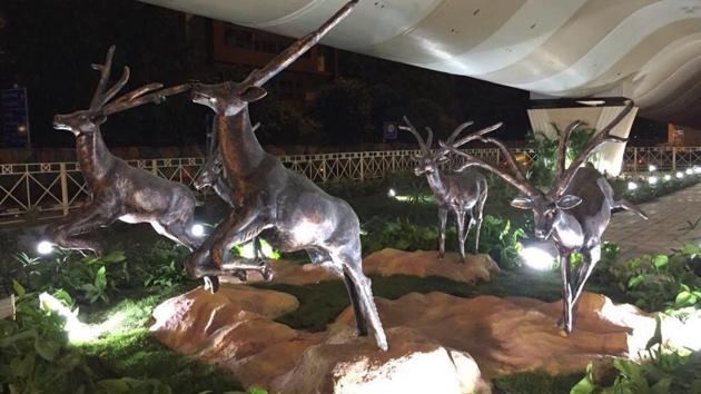 Sculptures and greenery beneath the Lajpat Nagar flyover. (HT Photo) Sculptures and greenery beneath the Lajpat Nagar flyover. (HT Photo)