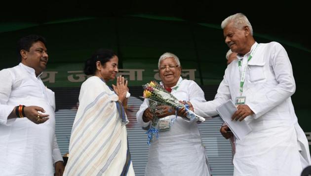 West Bengal chief minister Mamata Banerjee is being welcomed at the RJD rally as Lalu Prasad looks on, in Patna on Sunday.(Santosh Kumar/HT Photo) West Bengal chief minister Mamata Banerjee is being welcomed at the RJD rally as Lalu Prasad looks on, in Patna on Sunday.(Santosh Kumar/HT Photo)