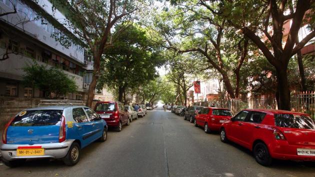 Police found the decreasing number of parking space in south Mumbai compared to the number of vehicles a cause of concern.(HT FILE)