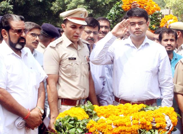 Gurgaon officials led the tributes to fallen CRPF constable Jaswant Singh at a sombre event on Sunday. (HT PHOTO) Gurgaon officials led the tributes to fallen CRPF constable Jaswant Singh at a sombre event on Sunday. (HT PHOTO)