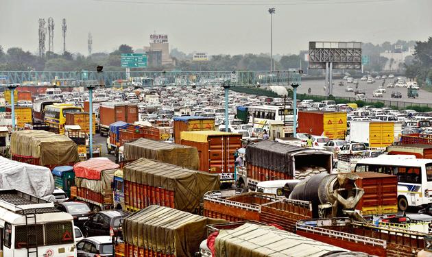 Traffic jam on Gurgaon-Jaipur Expressway on Sunday owing to security checks ahead of the Dera chief’s sentencing.(Sanjeev Verma/HT PHOTO)