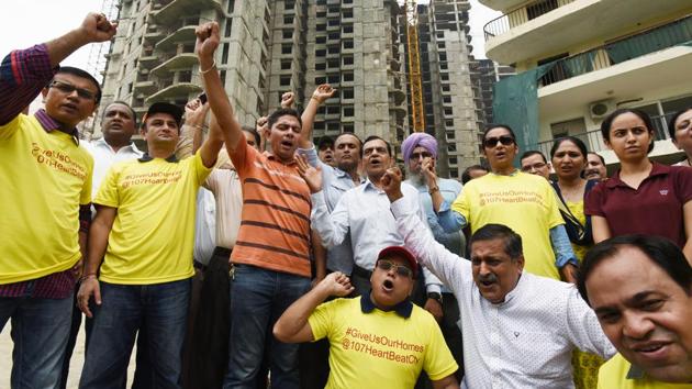 Homebuyers of Amrapali protest against the realtor in Sector 107 in Noida on Sunday. (Virendra Singh Gosain/HT PHOTO) Homebuyers of Amrapali protest against the realtor in Sector 107 in Noida on Sunday. (Virendra Singh Gosain/HT PHOTO)