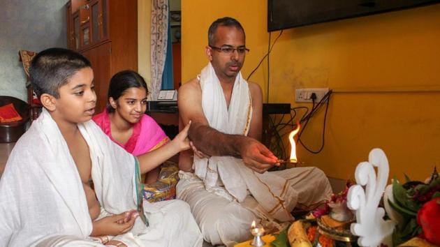 VV Harish and his kids doing Ganpati poojan in Pune on Saturday. (Sanket Wankhade/HT PHOTo)