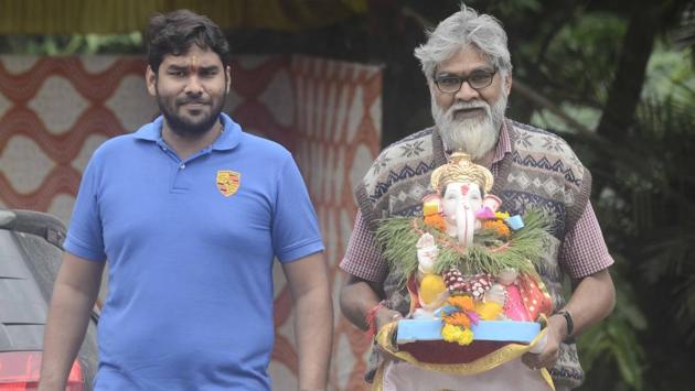 People immersed one and half day old Ganesha idols in Mula River at Amruteshwar Ghat in Pune on Saturday. (Ravindra Joshi/HT PHOTO)