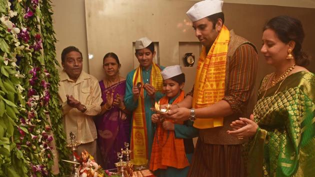 Saurabh Gadgil (third from right), grandson of P N Gadgil Jewellers founder Late Shri Anant ’Dajikaka’ Gadgil alongwith wife Radhika, sons Yash and Aditya, mother Vaishaali and father Vidyadhar celebrate Ganesh festival at their home in Pune on Saturday. (Pratham Gokhale/HT PHOTO)