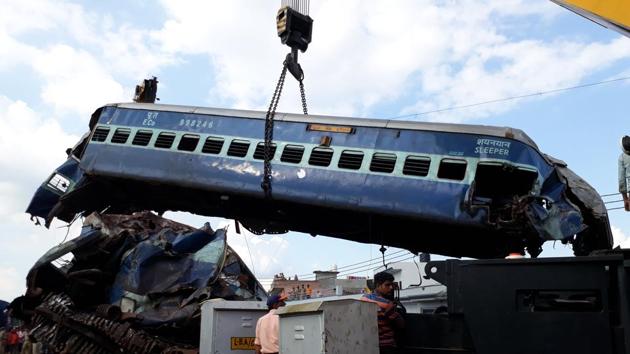 Coaches of the Puri-Haridwar Utkal Express train being lifted by a crane after it derailed in Khatauli near Muzaffarnagar (HT PHOTOS) 