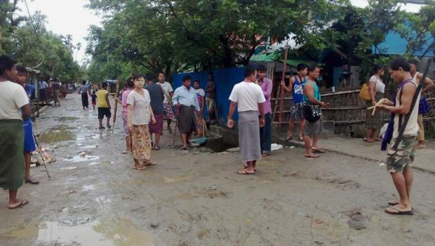 Ethnic Rakhines stand with sticks, a shotgun and blades as they guard their neighborhood at the Yathae Taung township, in Rakhine State in Myanmar on August 26, 2017., (AFP) Ethnic Rakhines stand with sticks, a shotgun and blades as they guard their neighborhood at the Yathae Taung township, in Rakhine State in Myanmar on August 26, 2017., (AFP)