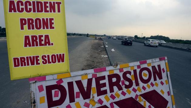 Massive construction work is on at NH-24 from Sarai Kale Khan up to UP Gate for the Delhi-Meerut .(Sonu Mehta/HT PHOTO)