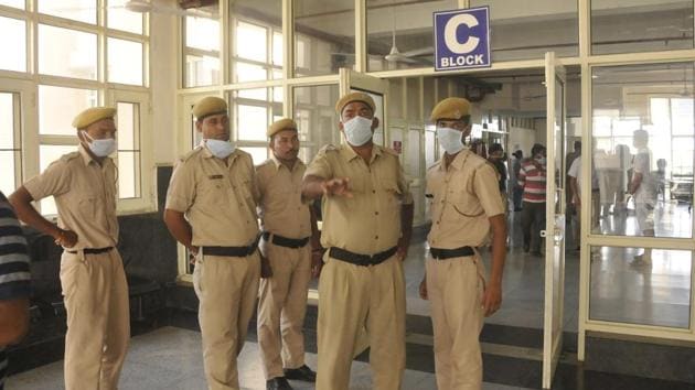 Panchkula India Aug.26 2017 police personnel guarding dead bodies in General hospital in sector 6, Panchkula Aug.25 2017 Photo by Sant Arora Hindustan Times Panchkula India Aug.26 2017 police personnel guarding dead bodies in General hospital in sector 6, Panchkula Aug.25 2017 Photo by Sant Arora Hindustan Times