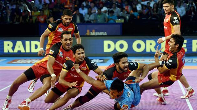 Mumbai: Bengal Warriors (Blue) and Bengaluru Bulls (red) players in action during their Pro Kabaddi League 2017 match. (PTI) Mumbai: Bengal Warriors (Blue) and Bengaluru Bulls (red) players in action during their Pro Kabaddi League 2017 match. (PTI)