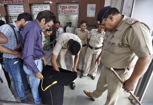 Security check at a railway station in Gurgaon ahead of the sentencing of the Dera chief. (Sanjeev Verma/HT PHOTO) Security check at a railway station in Gurgaon ahead of the sentencing of the Dera chief. (Sanjeev Verma/HT PHOTO)
