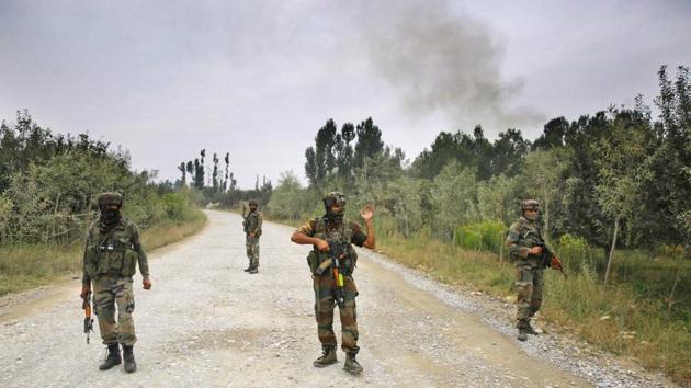 Army soldiers stand guard as smoke billows from the District Police Lines during a gunfight, in Pulwama some 30 kilometers south of Srinagar. (Waseem Andrabi/HT) Army soldiers stand guard as smoke billows from the District Police Lines during a gunfight, in Pulwama some 30 kilometers south of Srinagar. (Waseem Andrabi/HT)