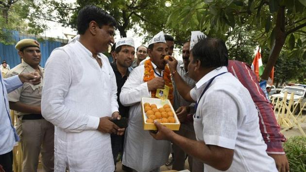 AAP candidate Ram Chandra celebrates after his victory in Bawana bypoll on Monday.(Sonu Mehta / HT Photo)