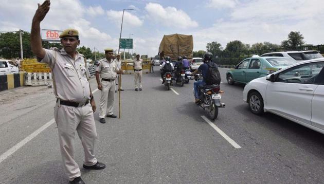 Delhi Police on high alert at Delhi Gurgaon Border in Expressway on Monday. (Sanjeev Verma / HT Photo) Delhi Police on high alert at Delhi Gurgaon Border in Expressway on Monday. (Sanjeev Verma / HT Photo)
