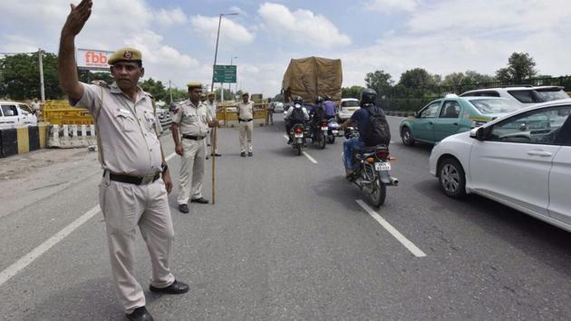 Back in Delhi, there were no Metro rail diversions or restrictions. ‘...these are just rumors to propagate false stories,’ ANI quoted Delhi Police PRO Madhur Verma saying. ‘Delhi Police have made proper arrangements and deployment. Additional forces have been mobilised.’ (Sanjeev Verma / HT Photo)