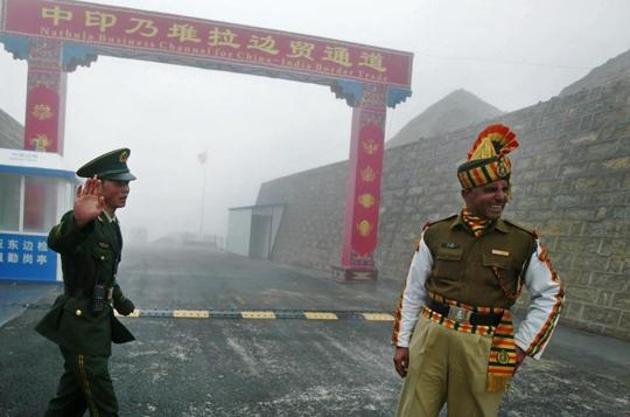This file photo taken on July 10, 2008, shows a Chinese soldier (L) next to an Indian soldier at the Nathu La border crossing between India and China in Sikkim. (AFP) This file photo taken on July 10, 2008, shows a Chinese soldier (L) next to an Indian soldier at the Nathu La border crossing between India and China in Sikkim. (AFP)