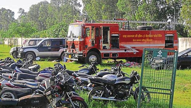The fire tender that was part of the dera chief’s cavalcade parked at the MDC police station. (Sant Arora/Ht) The fire tender that was part of the dera chief’s cavalcade parked at the MDC police station. (Sant Arora/Ht)