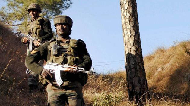 Indian Army soldiers take positions near the Line of Control in Balakot sector of Poonch in Jammu.(PTI) Indian Army soldiers take positions near the Line of Control in Balakot sector of Poonch in Jammu.(PTI)