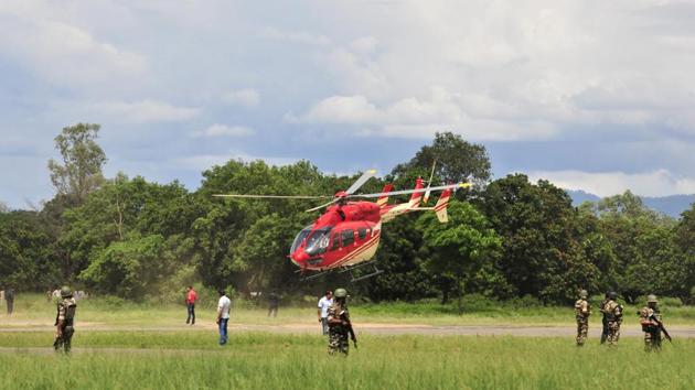 CBI Special Judge Jagdeep Singh with heavy security force boards a Haryana government helicopter at near Punjab and Haryana Secretariat. Gurmeet Ram Rahim‘s lawyer SK Narwana has also reached a makeshift court in Rohtak jail ahead of the quantum of sentence hearing. (Ravi Kumar / HT Photo)