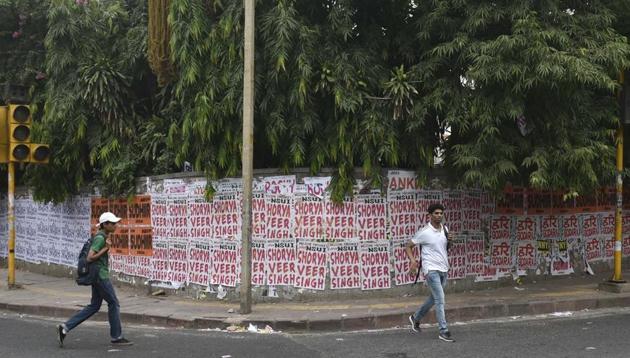 Names of ABVP and NSUI candidates can be seen scribbled on walls in huge bold letters and on posters pasted across the city.(Sushil Kumar/HT PHOTO) Names of ABVP and NSUI candidates can be seen scribbled on walls in huge bold letters and on posters pasted across the city.(Sushil Kumar/HT PHOTO)