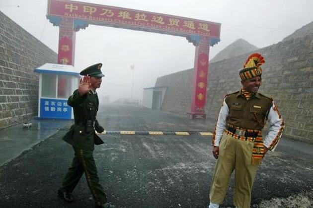 This 2008 file photo shows a Chinese soldier (L) next to an Indian soldier at the Nathu La border crossing between India and China in India's northeastern Sikkim state.(AFP)