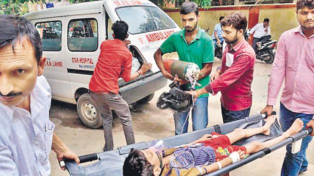 A child is shifted to another ward at Baba Raghav Das Medical College Hospital in Gorakhpur district.(PTI) A child is shifted to another ward at Baba Raghav Das Medical College Hospital in Gorakhpur district.(PTI)
