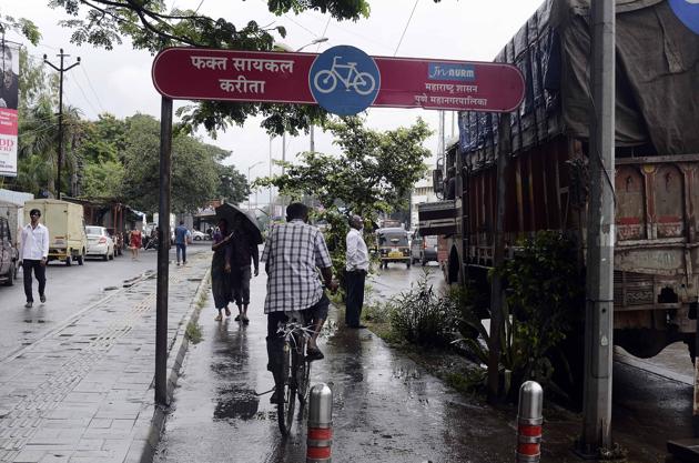 Man cycles on an existing bicycle track along the Pune - Satara road.(RAVINDRA JOSHI/ HT PHOTO)
