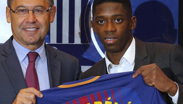 FC Barcelona's new signing Ousmane Dembele (R) and Barca president Josep Maria Bartomeu during the official presentation at the Camp Nou stadium in Barcelona on Monday.(AP) FC Barcelona's new signing Ousmane Dembele (R) and Barca president Josep Maria Bartomeu during the official presentation at the Camp Nou stadium in Barcelona on Monday.(AP)
