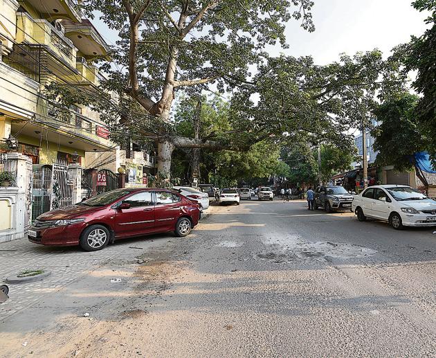The report states that due to glaring design flaws in road design, the rain run-off often floods housing societies. (Sanjeev Verma/HT PHOTO) The report states that due to glaring design flaws in road design, the rain run-off often floods housing societies. (Sanjeev Verma/HT PHOTO)