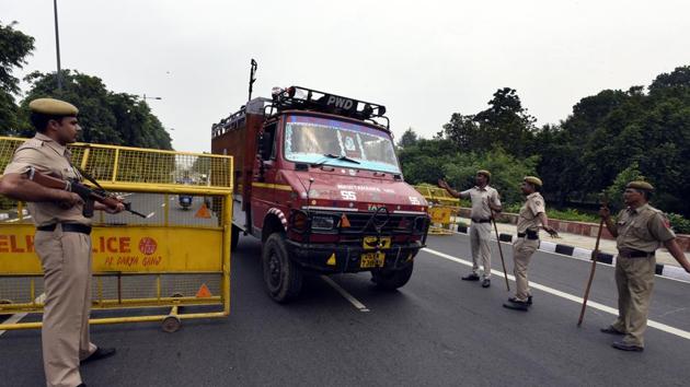 Delhi police said that the traffic advisories doing rounds on social media were fake and urged people not to believe in rumours. (Sonu Mehta/HT FILE) Delhi police said that the traffic advisories doing rounds on social media were fake and urged people not to believe in rumours. (Sonu Mehta/HT FILE)
